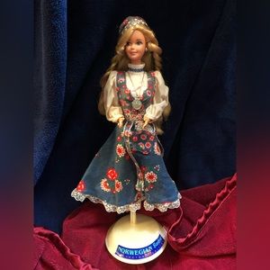COLLECTIBLE BARBIE 1995
